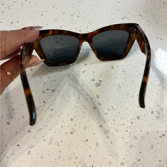 Foster Grant Tortoiseshell Square Sunglasses Cat 3 UV Protection Oversized - Picture 2 of 7